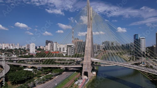Bela vista aérea do rio Tietê e da ponte que dá acesso ao bairro do Morumbi, São Paulo. photo