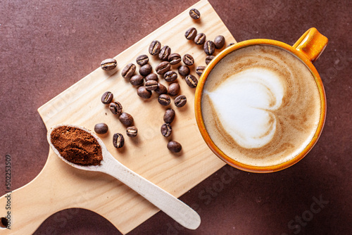 Obraz na płótnie Taza de café con granos de café y café molido