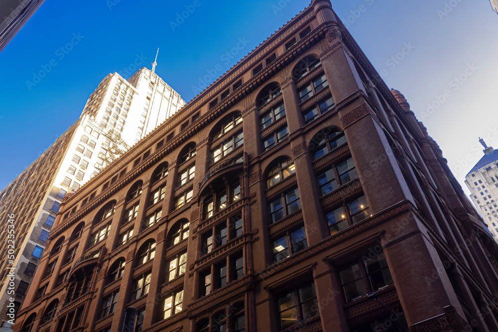 Fototapeta premium An imposing brick building in downtown Chicago
