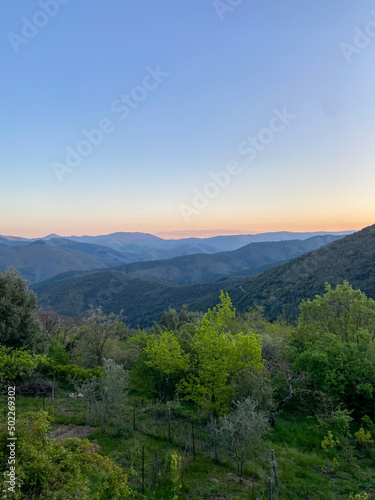 Coucher de soleil sur la montagne dans les Cévennes, Occitanie