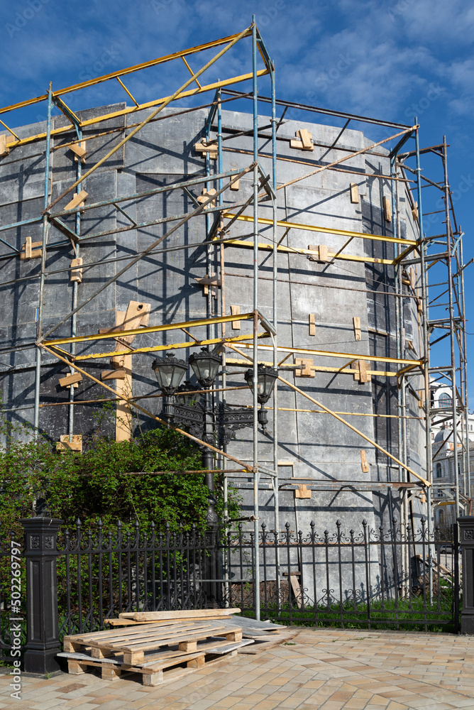 The monument to Bohdan Khmelnytsky is closed with a protective structure The monument to Bohdan Khmelnytsky is closed with a protective structure