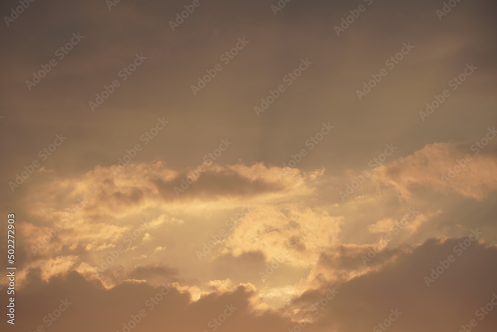 Himmel mit Wolken und Licht der Sonne am Abend, stimmungsvolle Atmosphäre im Zeitalter des Klimawandels