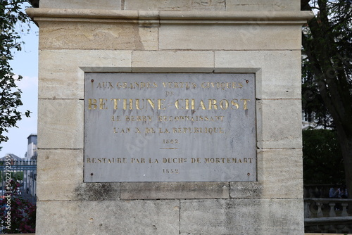 La colonne Béthune Charost dans le jardin de l'archevéché, ville de Bourges, département du Cher, France