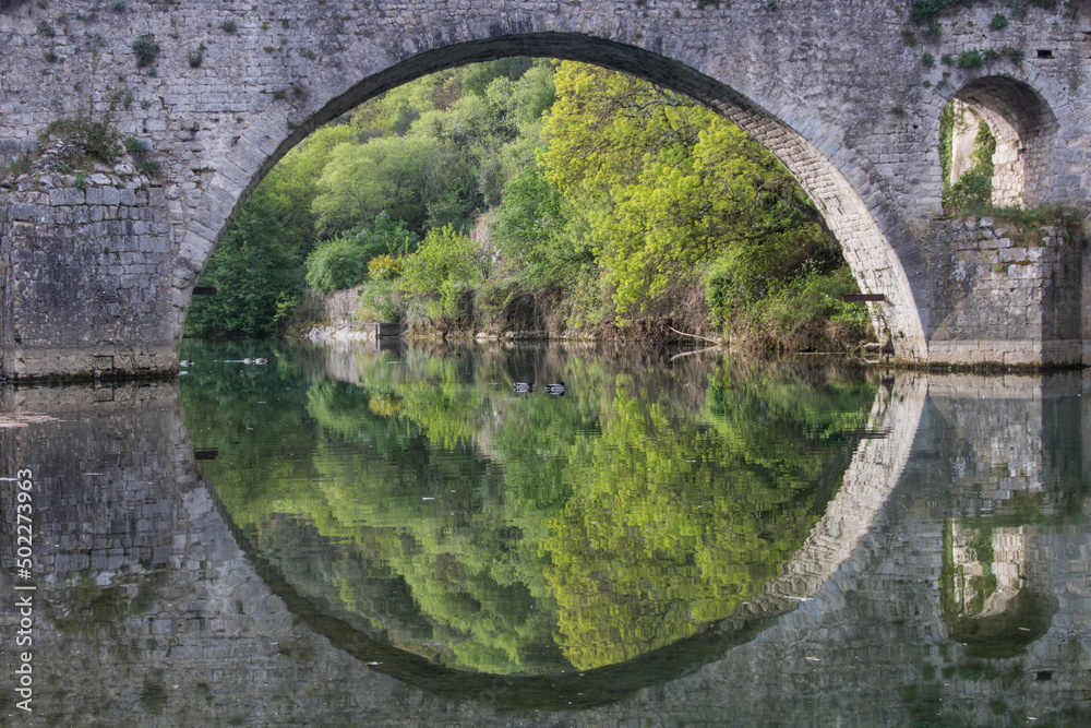 reflet d'une arche d'un pont médiéval dans la Vidourle à Sauve dans le Gard