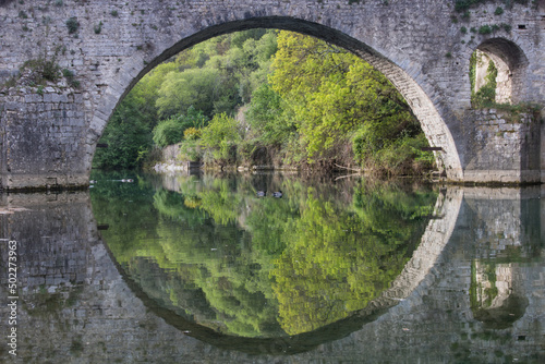 reflet d'une arche d'un pont médiéval dans la Vidourle à Sauve dans le Gard photo