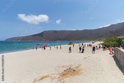 Foto Tayrona National Park Bahía concha site with tourist at sunny day