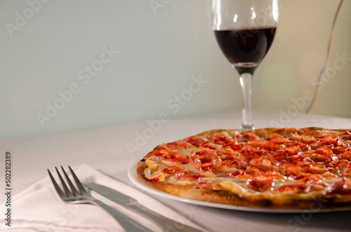 An Italian-style pizza seen from above, displayed on a table
