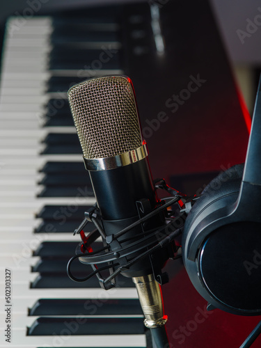Fotografie Microphone, pop filter and synthesizer, midi keyboard