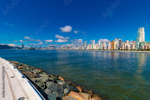 mar esverdeado de Balneário Camboriú Santa Catarina Brasil