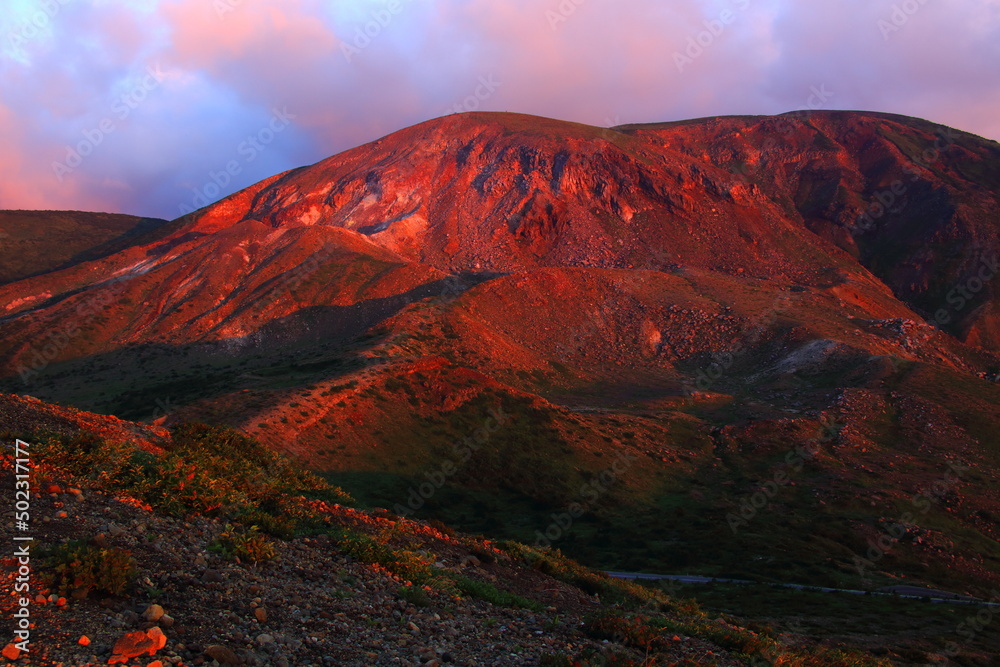 Fototapeta premium 赤く染まった山