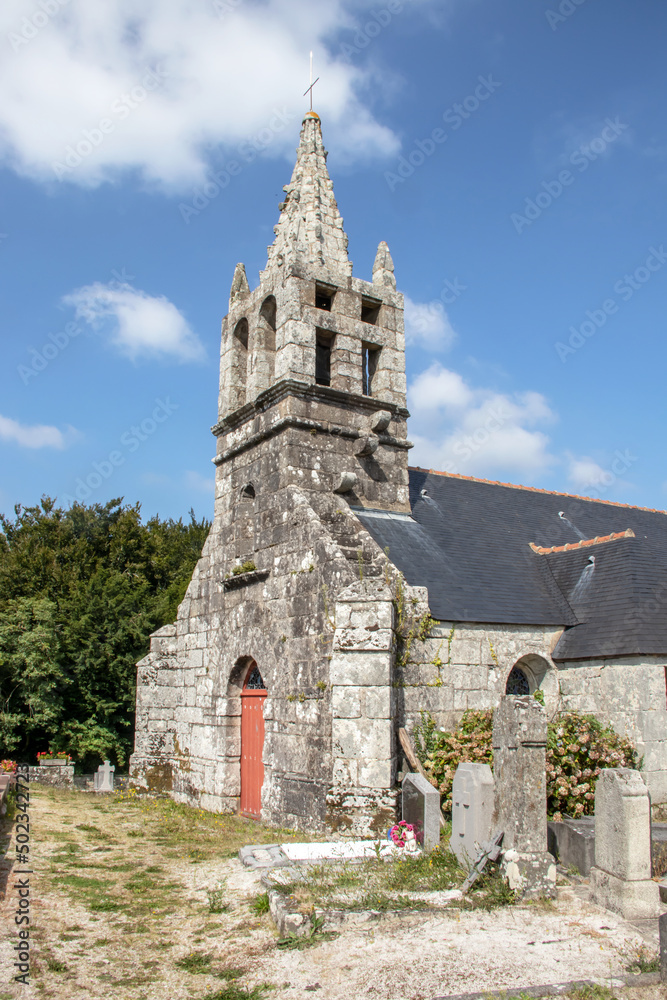 Fototapeta premium Ploërdut. Eglise Saint-Yvon de Locuon et cimetière. Morbihan. Bretagne