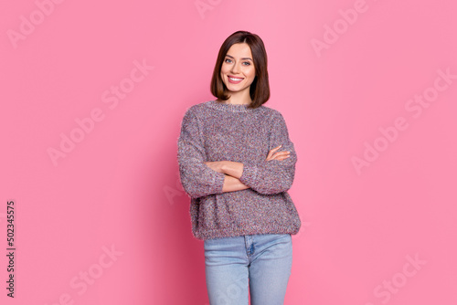 Obraz na plátne Portrait of attractive cheerful brown-haired teen girl folded arms isolated over