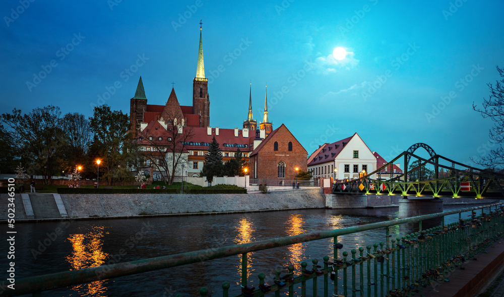 Obraz premium Panoramic view of Tumski Bridge and Cathedral in Wroclaw. Evening view. Wroclaw, Poland