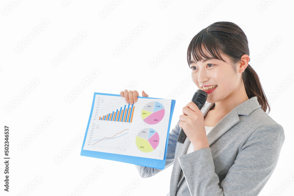プレゼンテーション・司会をする若いビジネスウーマン