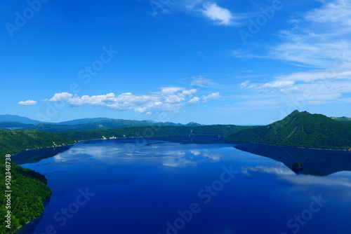阿寒摩周国立公園。空を映す初夏の摩周湖。弟子屈、北海道、日本。6月下旬。
