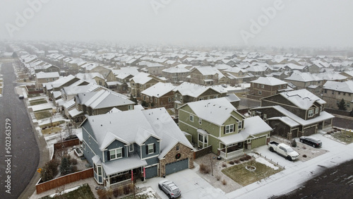 Photo Drone photo of the sprawling suburbs with a foggy sky in the background