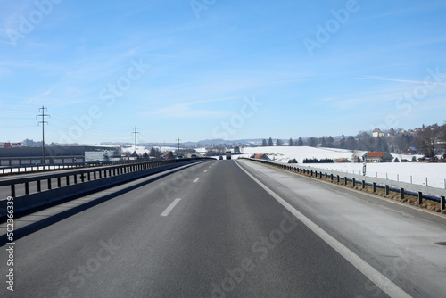 Autoroute suisse avec neige dans la campagne