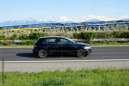 Une voiture de profil floue roule sur l'autoroute
