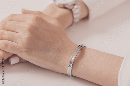 Fotografia Woman wearing elegant silver bracelet