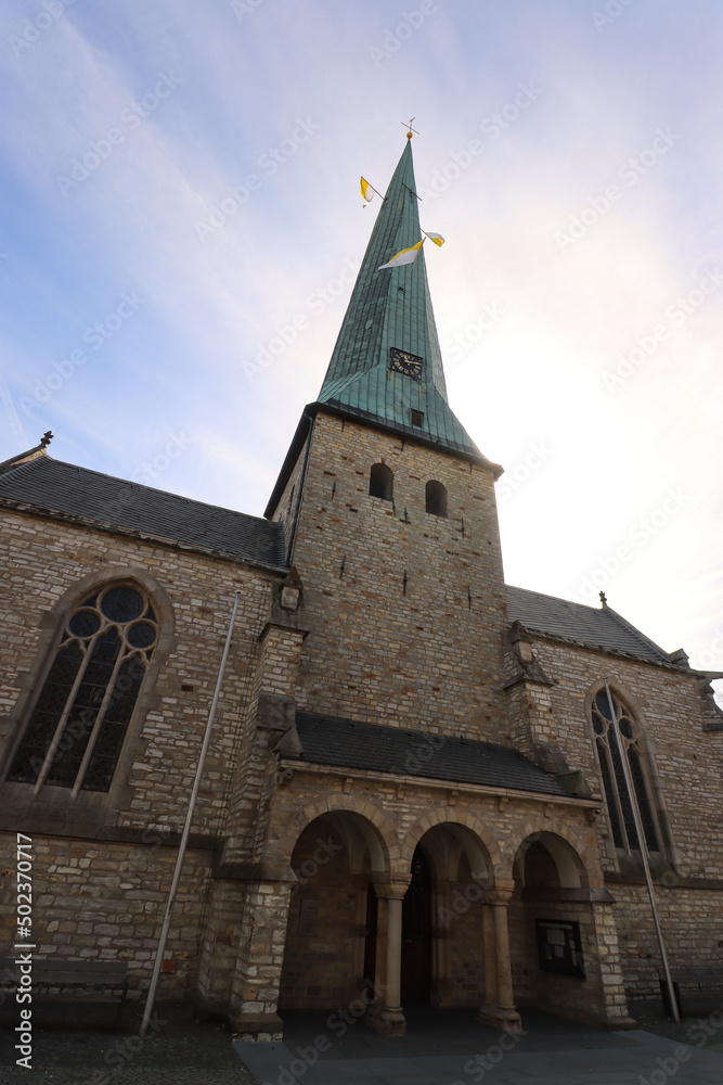 Delbrück; Hauptportal und Kirchturm der St.-Johannes-Baptist-Kirche im Herzen der westfälischen Kleinstadt