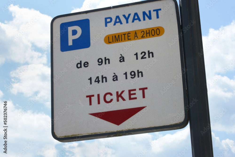Panneau indiquant en français parking payant avec une durée limitée