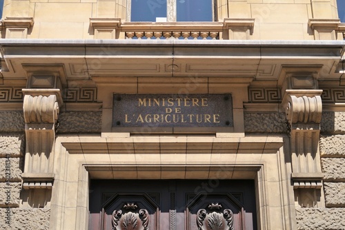 Plaque du Ministère de l'Agriculture français sur la façade de l'hôtel de Villeroy, à Paris (France)