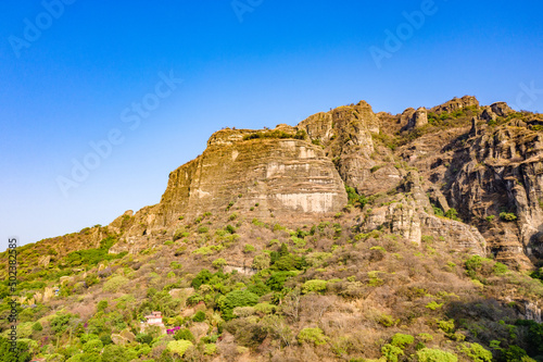 Vista a  rea de cerro del Tepozteco con drone Mavic 2 pro en ma  ana soleada. 
