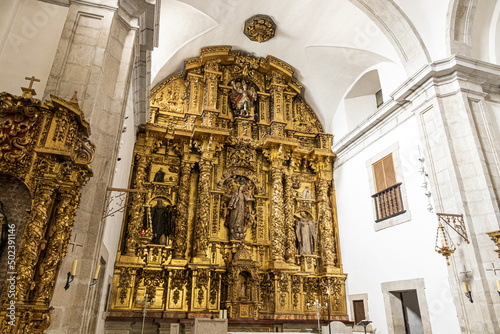 Fotografia Low angle shot of the main altarpiece of the church of the Monastery of San Migu