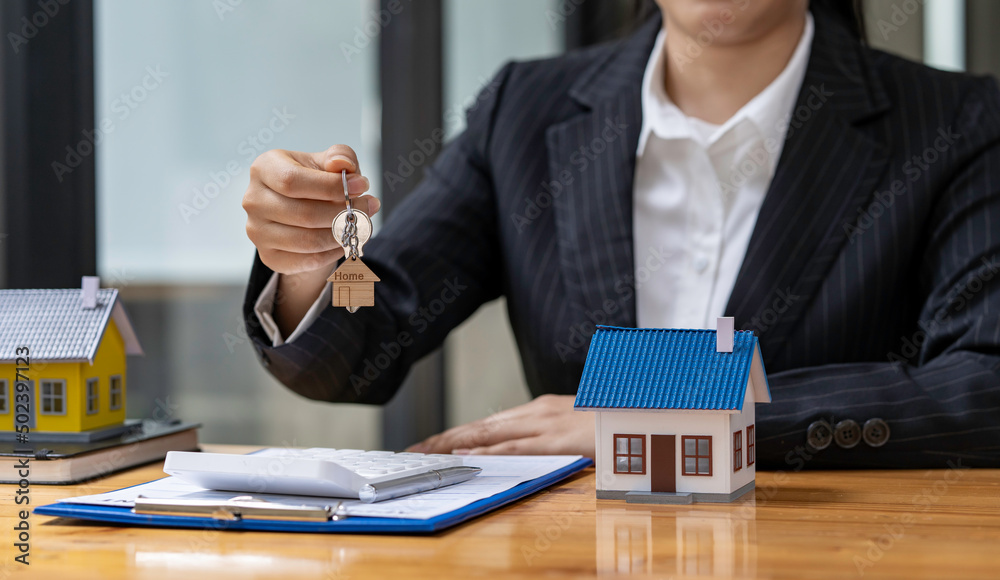 Real estate agent and the customer agree to the contract buy and sell the home have successfully delivered the key Real estate agent and the customer agree to the contract buy and sell the home have successfully delivered the key