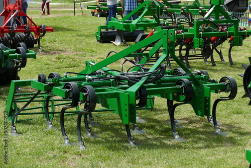 Maquinaria agrícola de color verde y negro. Arado para tractor