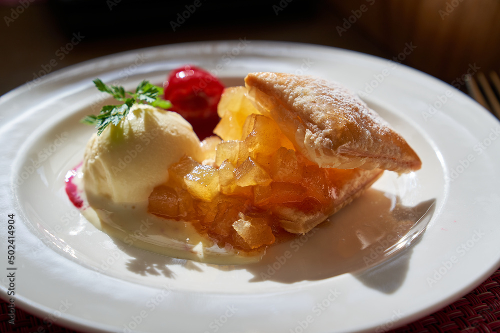 アップルパイのバニラアイスクリーム&ベリーソース添え アップルパイのバニラアイスクリーム&ベリーソース添え