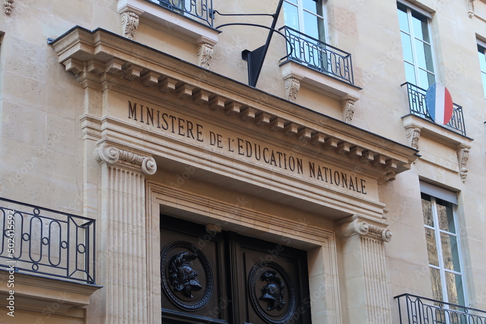 Obraz premium Façade du Ministère de l’Éducation Nationale français, hôtel de Rochechouart, à Paris (France)