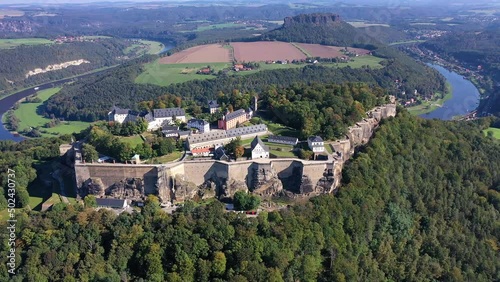 Drohnenaufnahme, Drohnenflug, Nahaufnahme, über zur Festung Königstein mit Blick auf die Elbe und den Felsen Lilienstein und umliegende Landschaft, Wälder, Berge, Sächsischen Schweiz, Sachsen, Deutsch