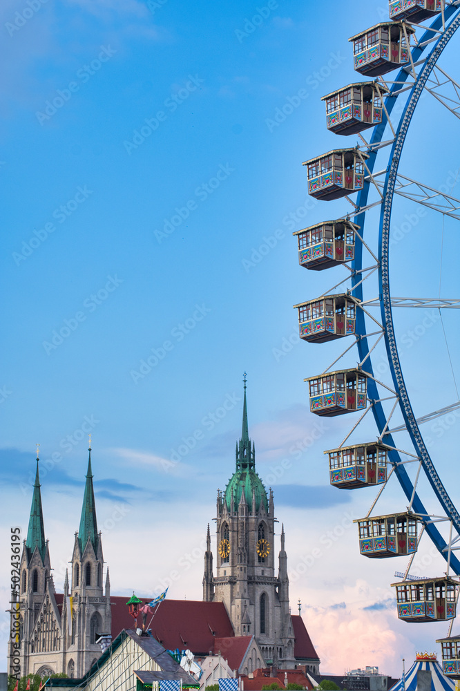 Obraz premium Riesenrad auf Münchner Frühlingsfest auf der Theresienwiese mit blauem Himmel