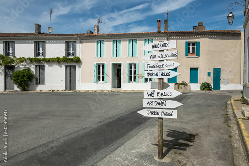 Mornac-sur-Seudre, près de Royan en Charente Maritime. Panneaux indicateurs d'activités dans ce village classé parmi les pus beaux de France photo