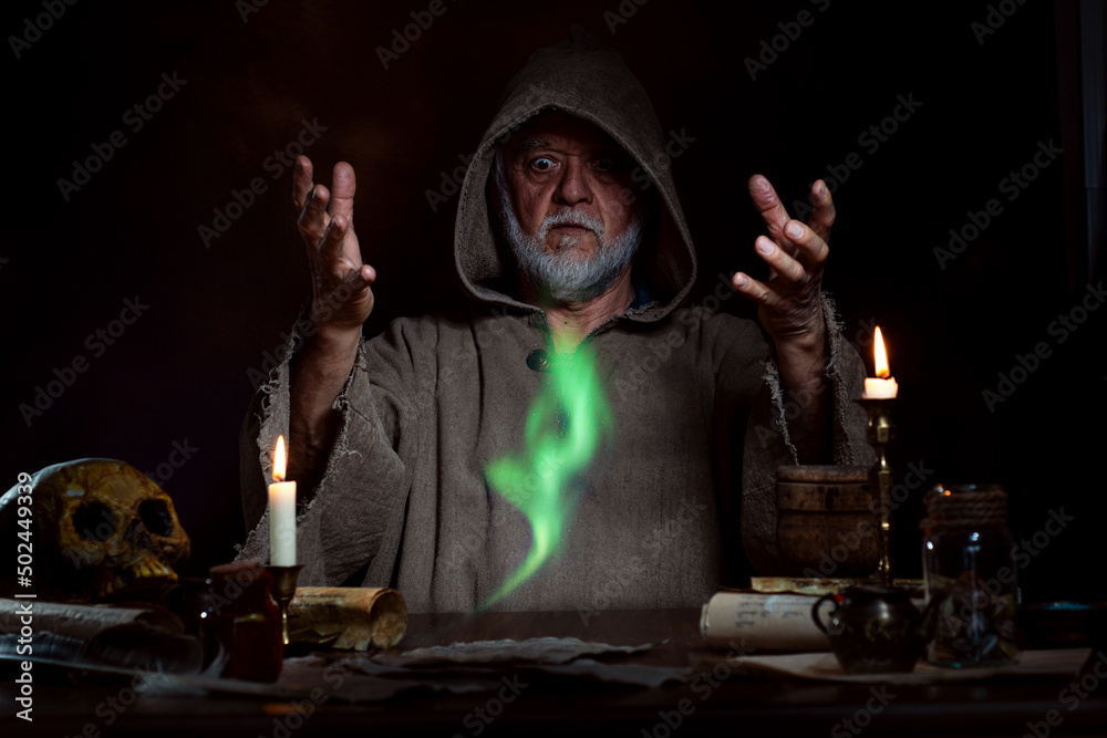 Alter Hexer zaubert mit Händen Alter Hexer zaubert mit Händen