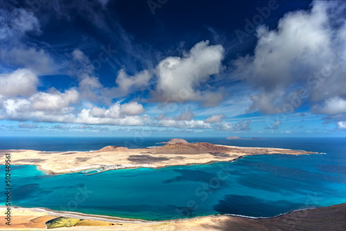 Fototapeta Naklejka Na Ścianę i Meble -  Cudowny widok z Lanzarote na wyspę Graciosa