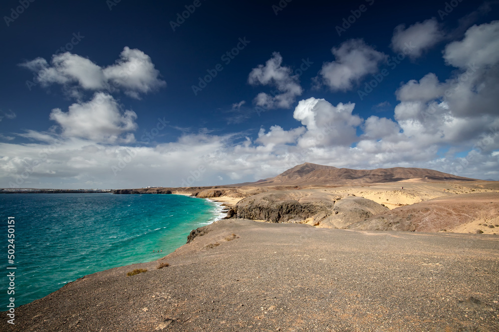 Krajobraz morski. Wypoczynek na wyspie kanaryjskiej Lanzarote, Hiszpania