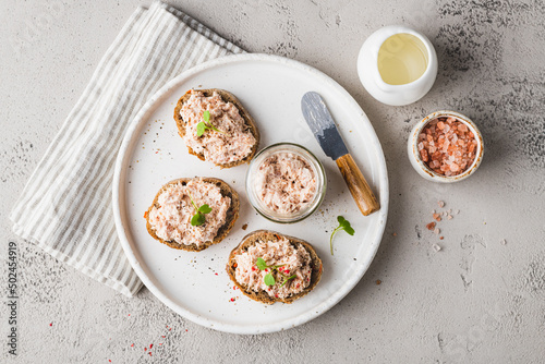 Foto bruschetta with tuna pate, fish rillettes, sandwich on a white plate, top view