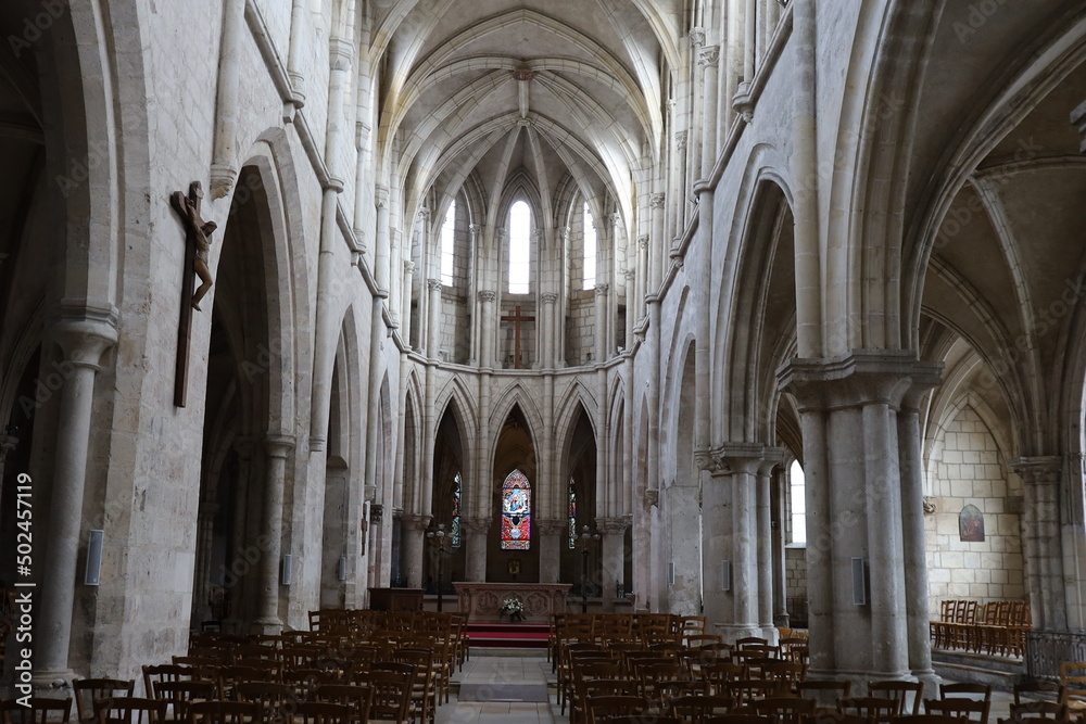 L'église catholique Saint Pierre, intérieur de l'église, ville de Bourges, département du Cher, France