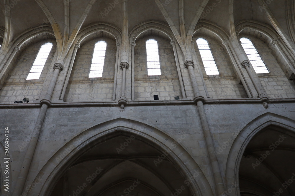 L'église catholique Saint Pierre, intérieur de l'église, ville de Bourges, département du Cher, France