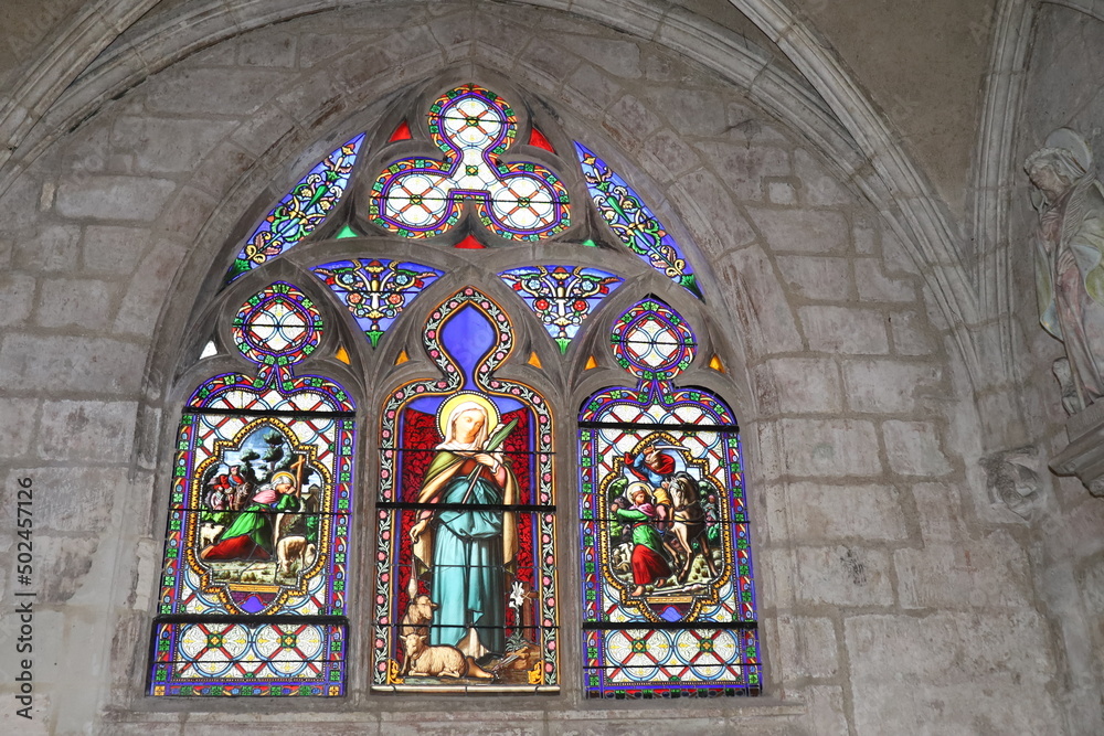 L'église catholique Saint Pierre, intérieur de l'église, ville de Bourges, département du Cher, France