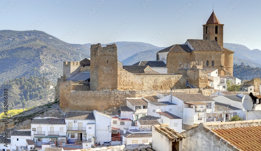village blanc d'iznajar en Andalousie, village perché au dessus d'un lac avec ses ruelles et pots bleus village blanc d'iznajar en Andalousie, village perché au dessus d'un lac avec ses ruelles et pots bleus