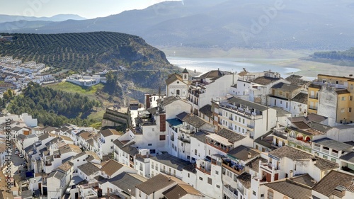 village blanc d'iznajar en Andalousie, village perché au dessus d'un lac avec ses ruelles et pots bleus