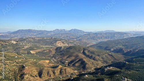 survol des champs d'oliviers (oliveraies), hacienda et village blanc en Andalousie dans le sud de l'Espagne