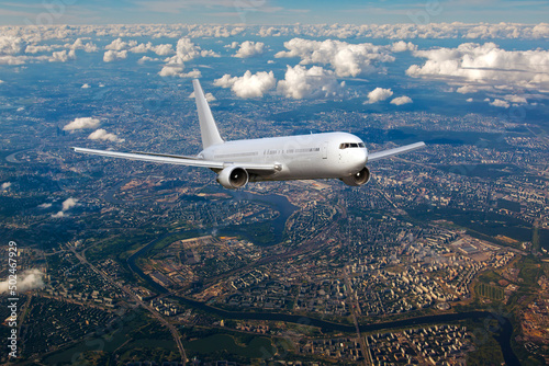 Foto Passenger wide-body plane in flight
