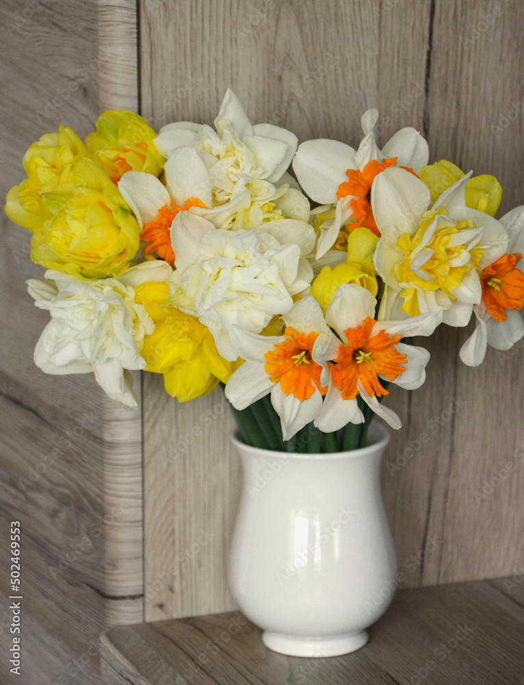 żółte narcyzy w wazonie (Narcissus), Wielkanoc,  wielkanocna dekoracja, wiosenne kwiaty, Easter decoration, bouquet of narcissus,  daffodils in a white vase, bouquet of yellow daffodils	 - obrazy, fototapety, plakaty 