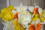 żółte narcyzy w wazonie (Narcissus), Wielkanoc, świąteczna ozdoba, wielkanocna dekoracja, wiosenne kwiaty 