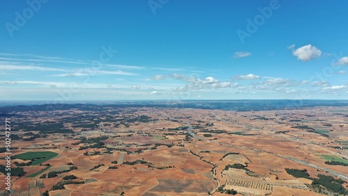 survol de la province viticole de Utiel-Requena près de Valencia en Espagne, hacienda et domaine viticole