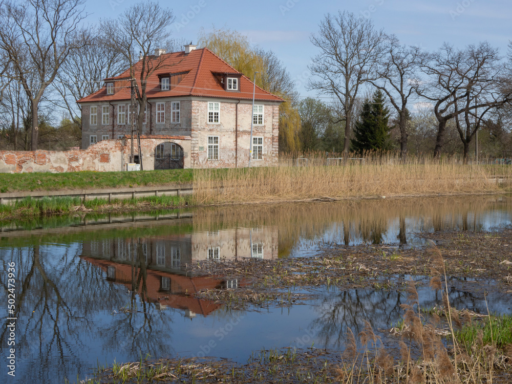 Fototapeta premium Stary budynek nad rzeką